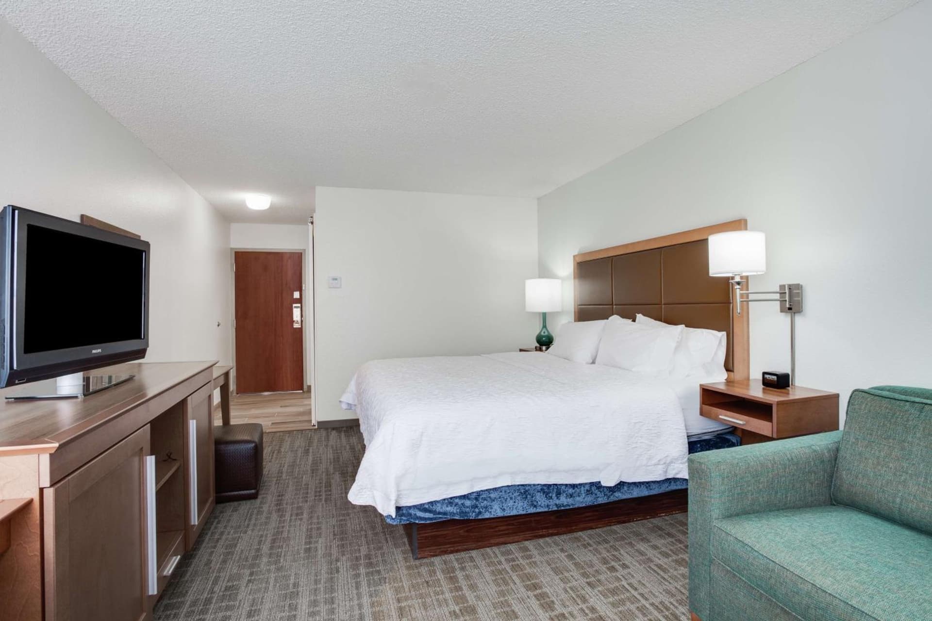 King Room with Accessible Tub - Mobility and Hearing Access/Non-Smoking at Hampton Inn Orlando International Drive Convention Center in Orlando, FL