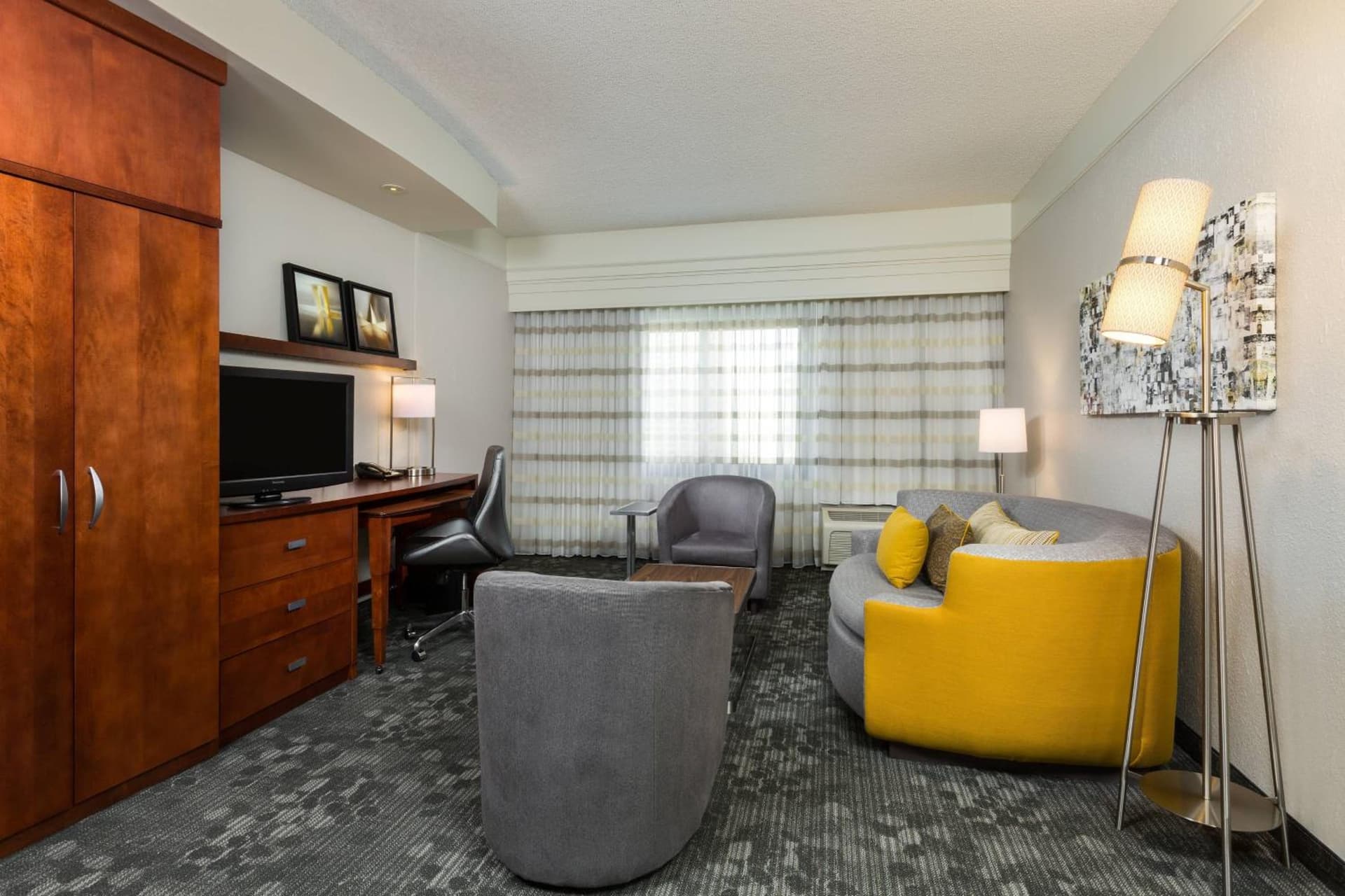 One-Bedroom King Suite at Courtyard by Marriott Houston Galleria in Houston, TX