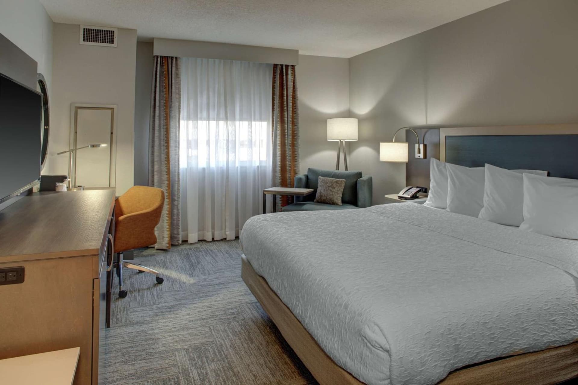 King Room with Tub - Mobility/Hearing Accessible/Non-Smoking at Hampton Inn & Suites Miami Airport South/Blue Lagoon in Miami, FL