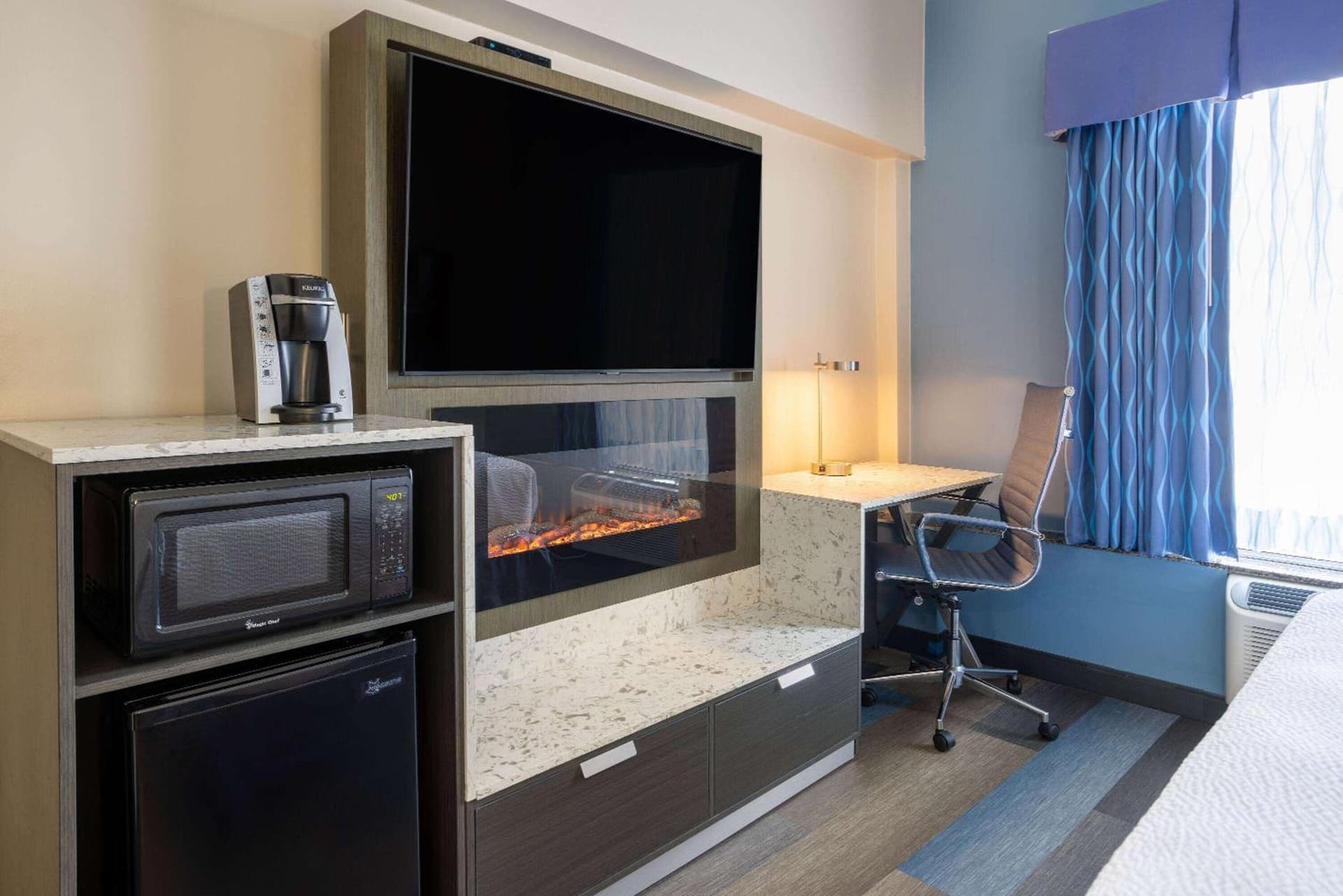 King Room - Mobility Access/Non-Smoking at Days Hotel by Wyndham North Bergen in North Bergen