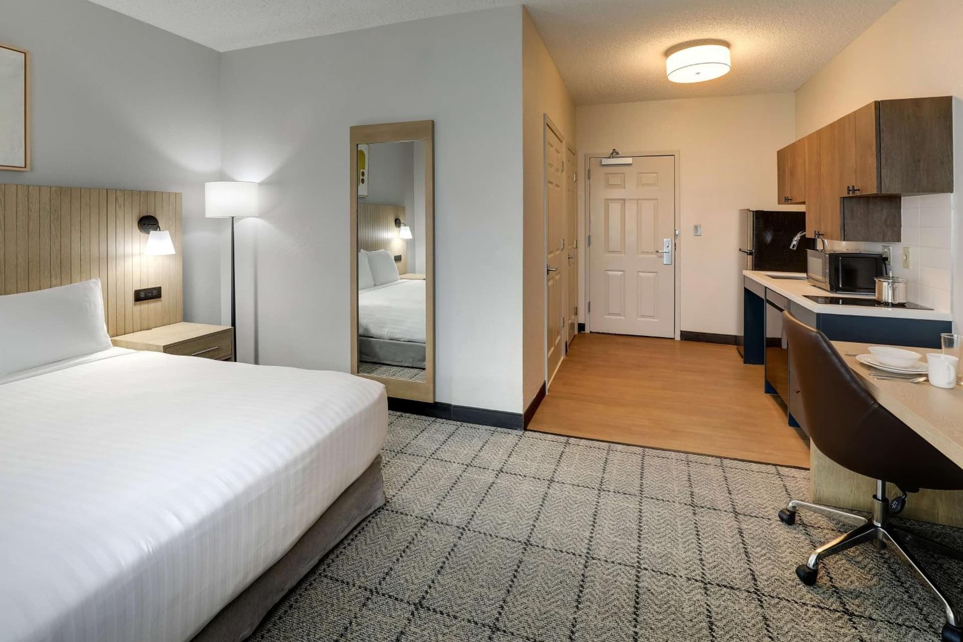 Queen Studio Suite with Bathtub - Mobility Accessible at Sonesta Simply Suites Miami Airport Doral in Miami, FL