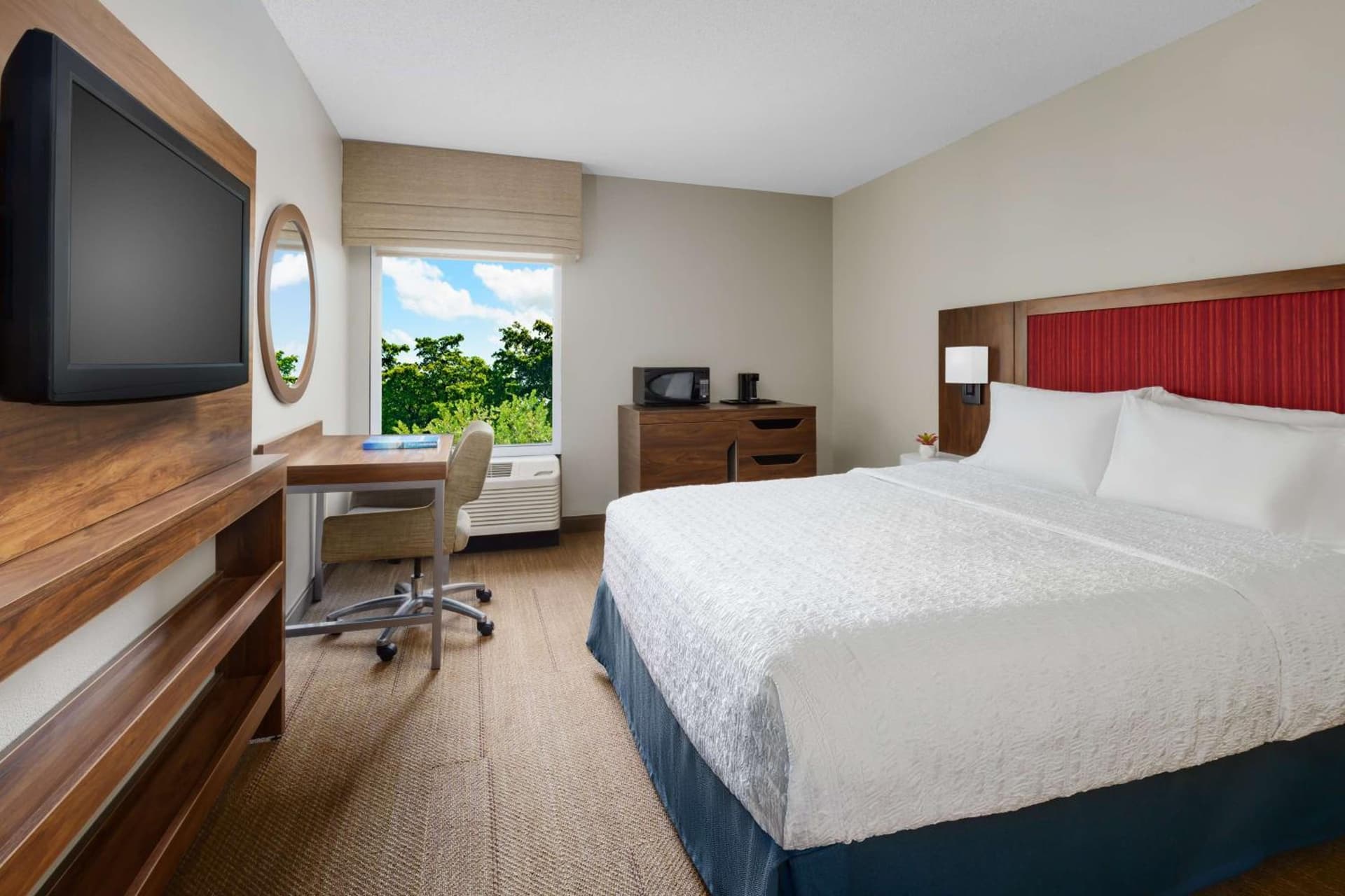 Queen Room with Mobility Access/Non-Smoking at Hampton Inn Ft. Lauderdale-Cypress Creek in Fort Lauderdale, FL