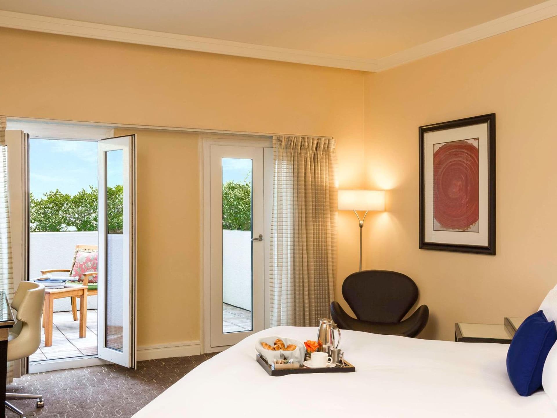 Patio Luxury Room, 1 king-size bed at Hotel Sofitel Los Angeles at Beverly Hills in Los Angeles, CA