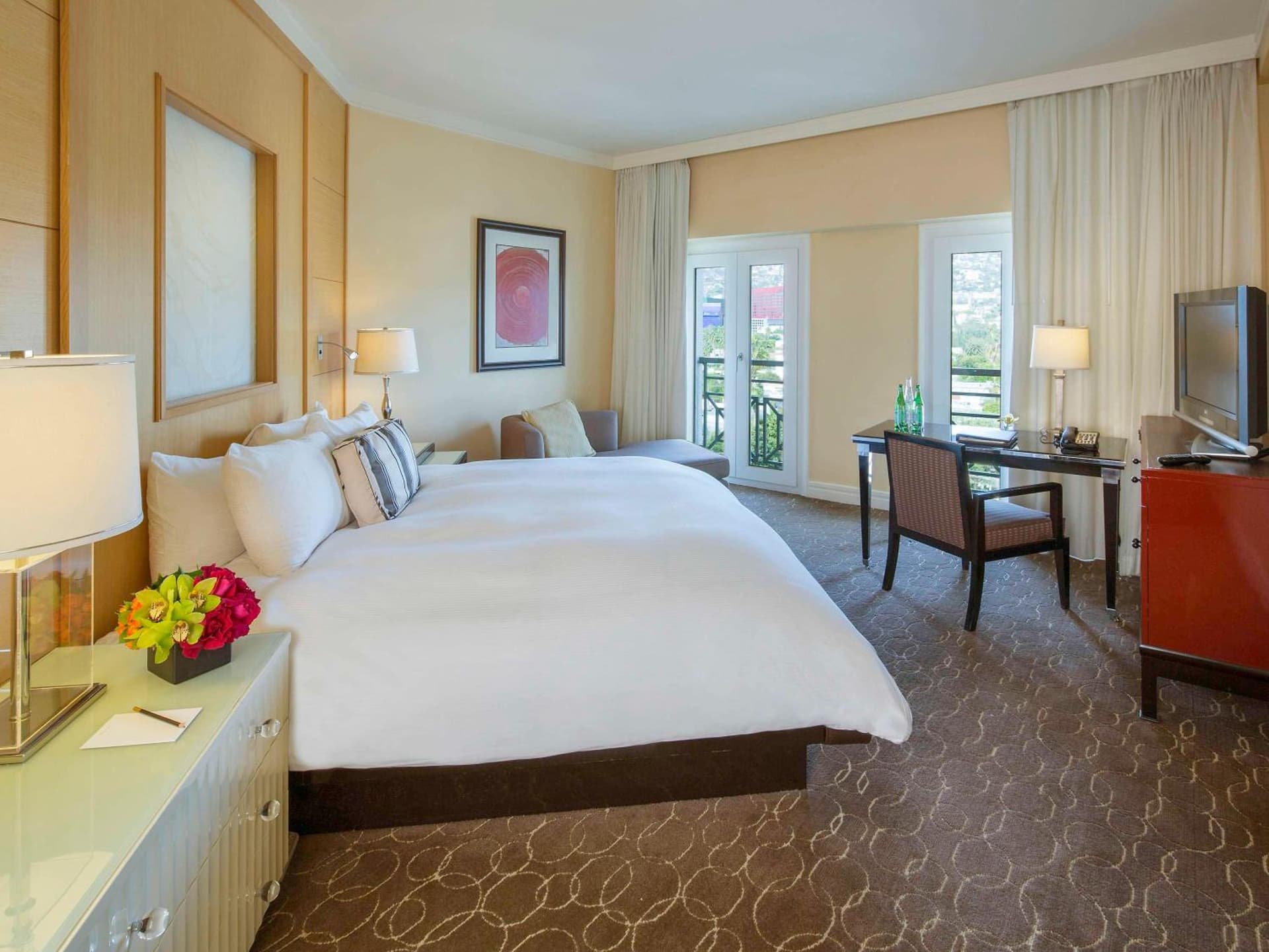 Hollywood Hill View Luxury Room, 1 king-size bed at Hotel Sofitel Los Angeles at Beverly Hills in Los Angeles, CA