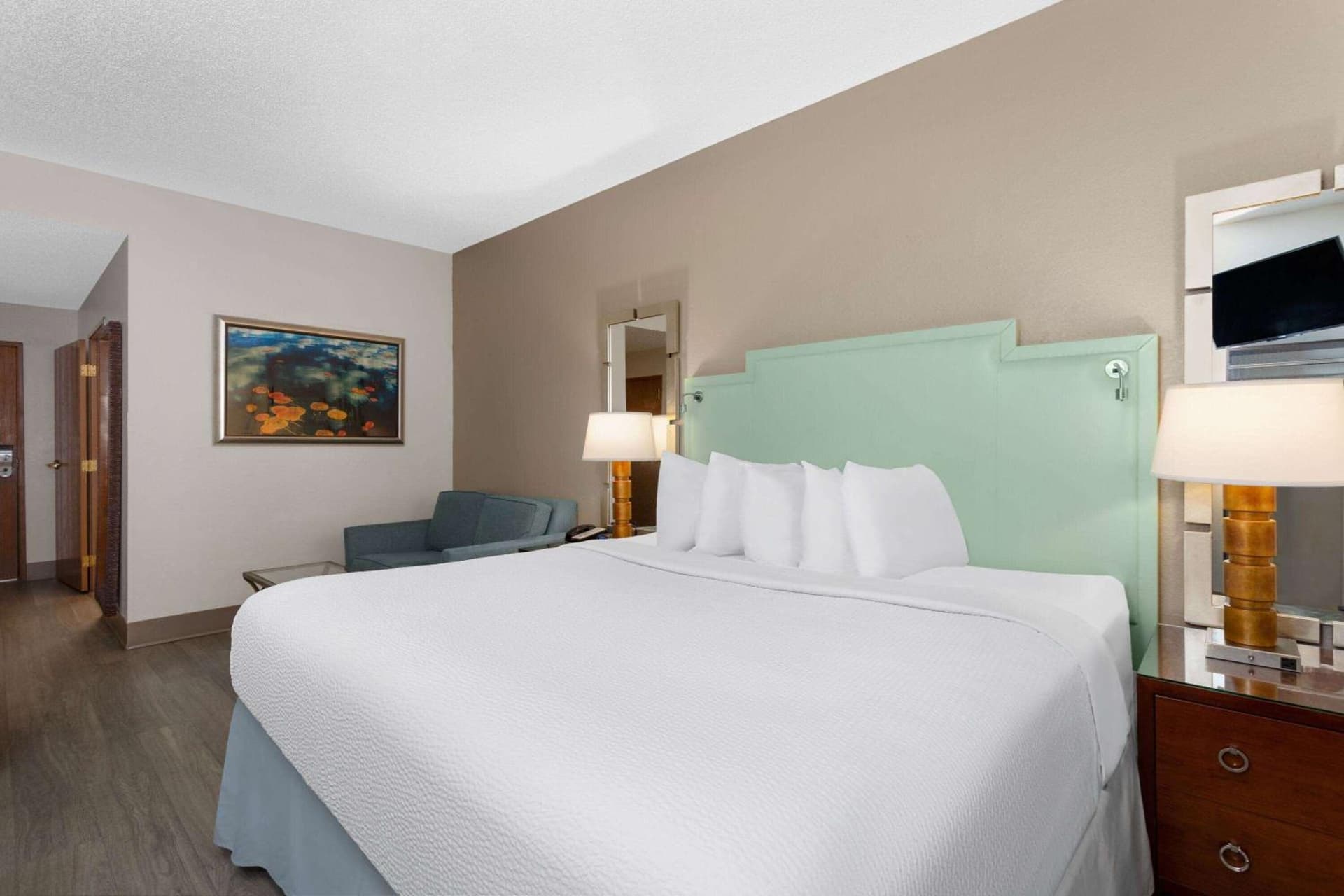 King Room with Mobility/Hearing Access and Roll-In Shower, Non-Smoking at Baymont by Wyndham Orlando-International Dr-Universal Blvd in Orlando, FL