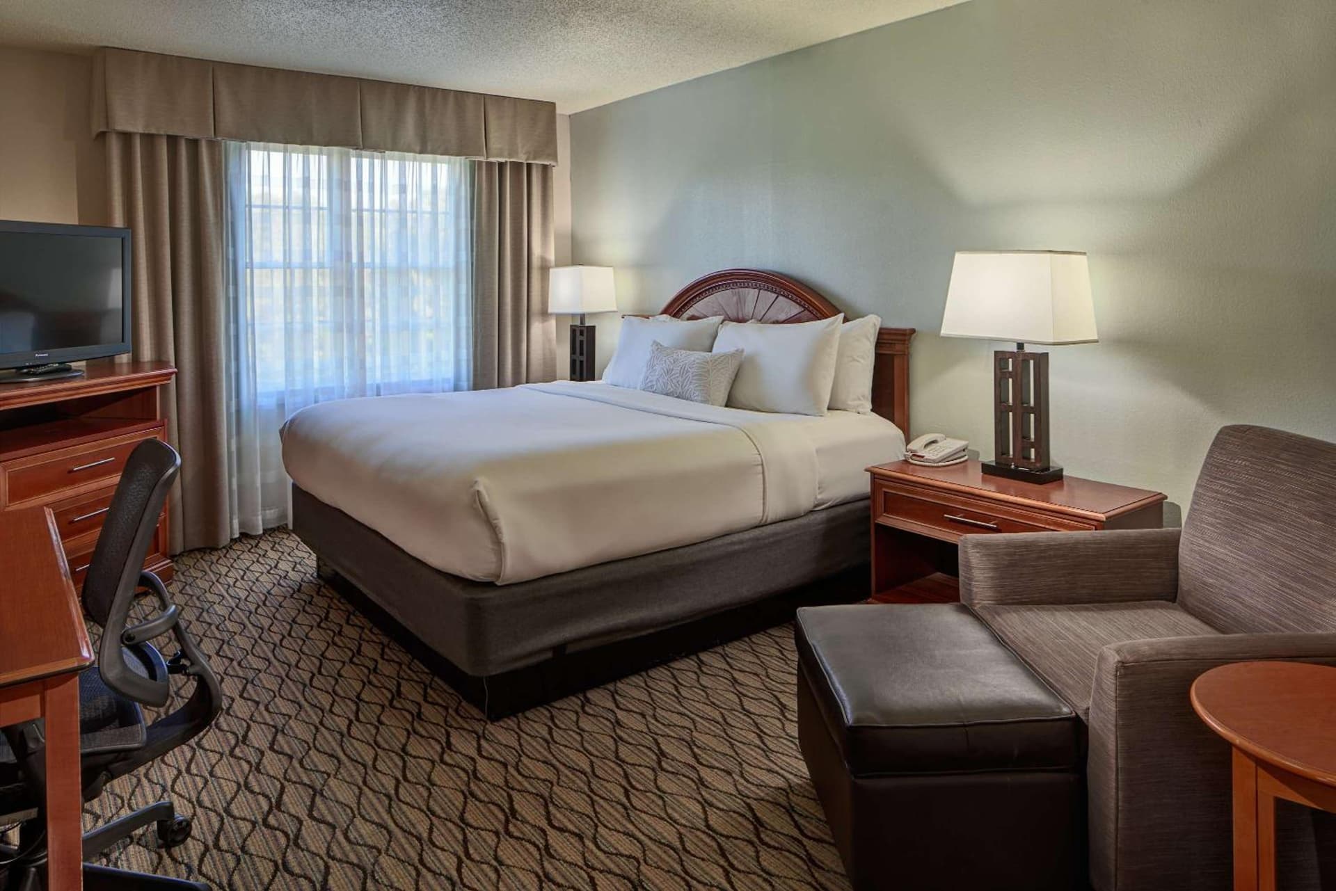 Deluxe King Room with Bathtub - Mobility Accessible at Sonesta Atlanta Airport South in Atlanta, GA