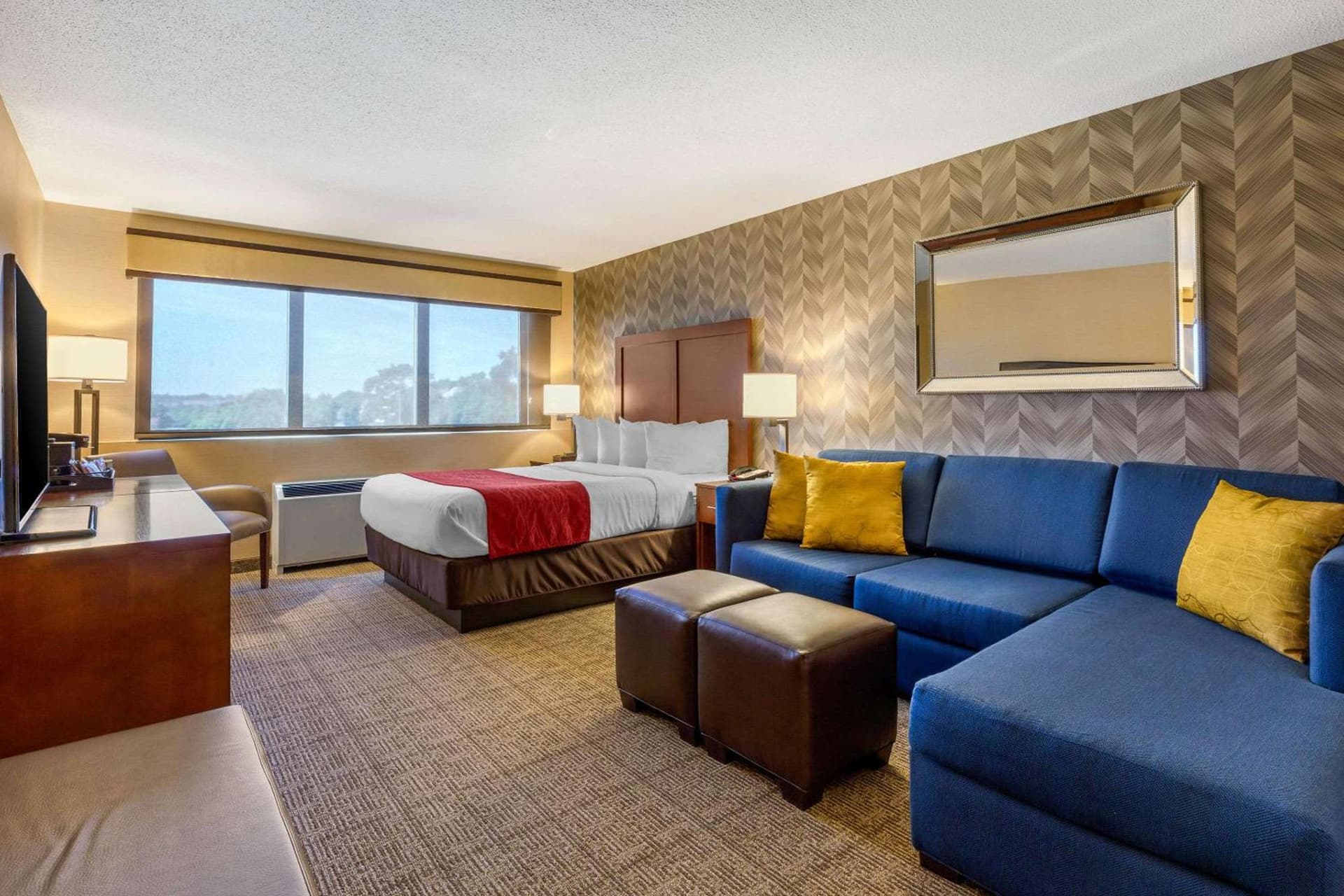 Queen Suite with Sofa Bed at Comfort Inn & Suites Logan International Airport in Revere, MA