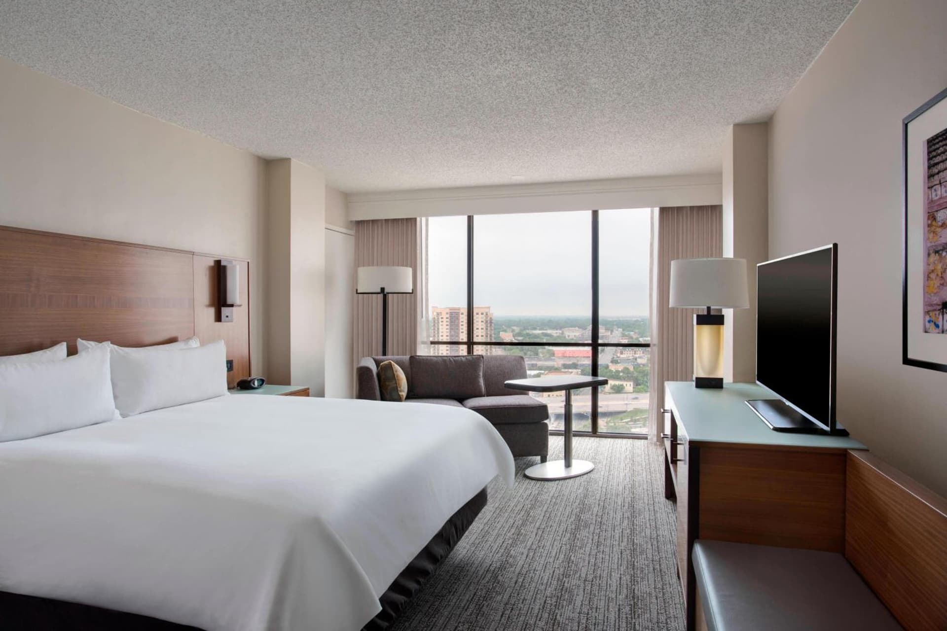 King Room with Adapted Tub - Mobility Accessible at San Antonio Marriott Riverwalk in San Antonio, TX