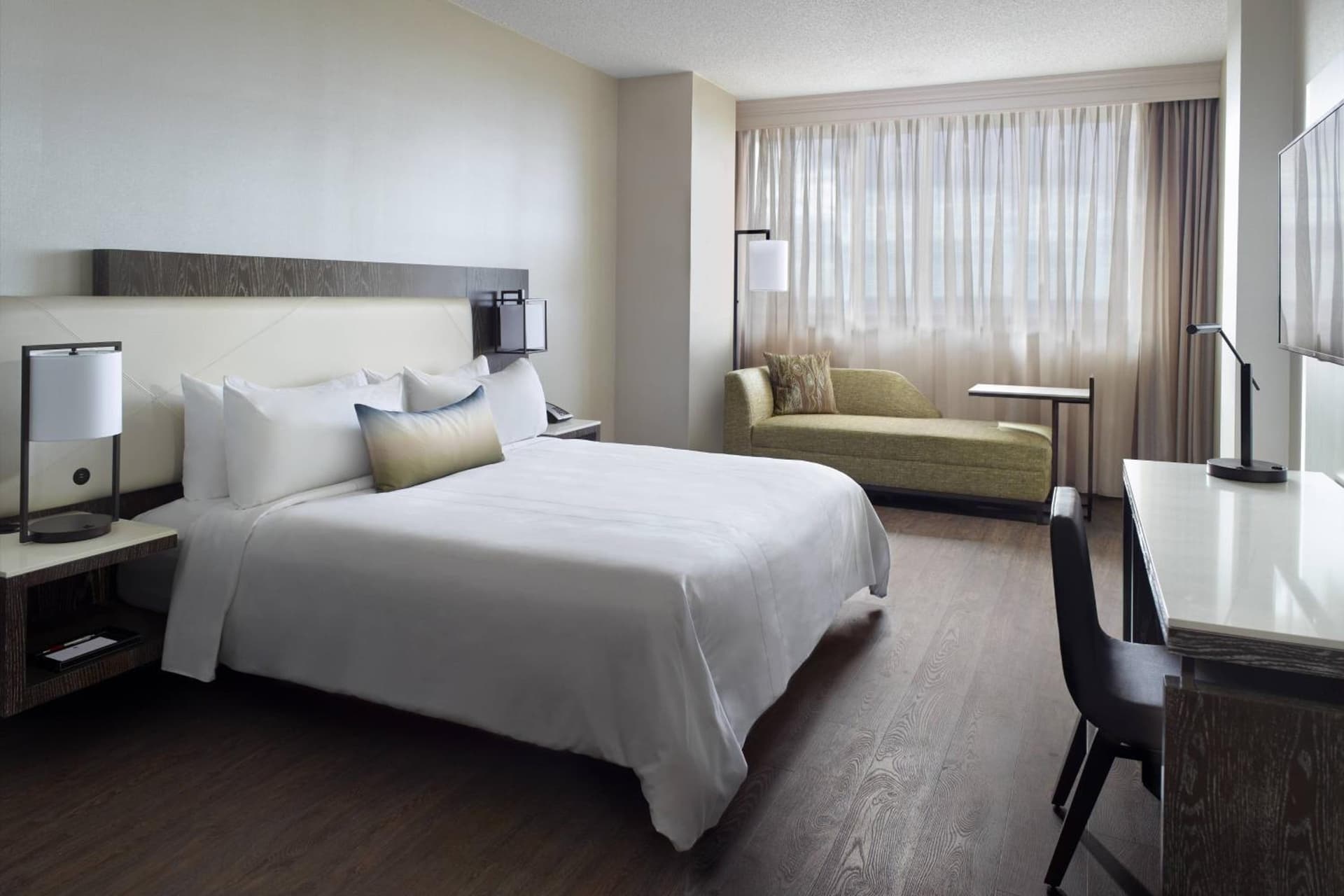 King Room with Adapted Tub - Mobility Accessible at Atlanta Airport Marriott in Atlanta, GA