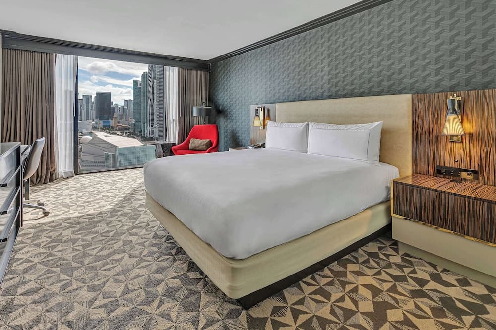 Room, 1 King Bed, Accessible, Bathtub at Hilton Miami Downtown in Miami, FL