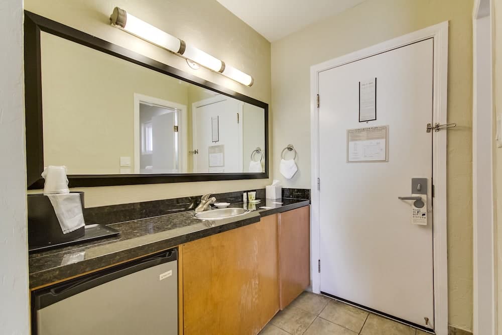 Standard Room, 1 King Bed, Accessible at Surfer Beach Hotel in San Diego, CA
