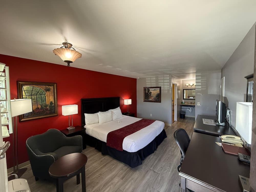 Standard Single Room, 1 King Bed, Accessible Bathtub, Garden View at Laguna Hills Lodge-Irvine Spectrum in Laguna Hills, CA