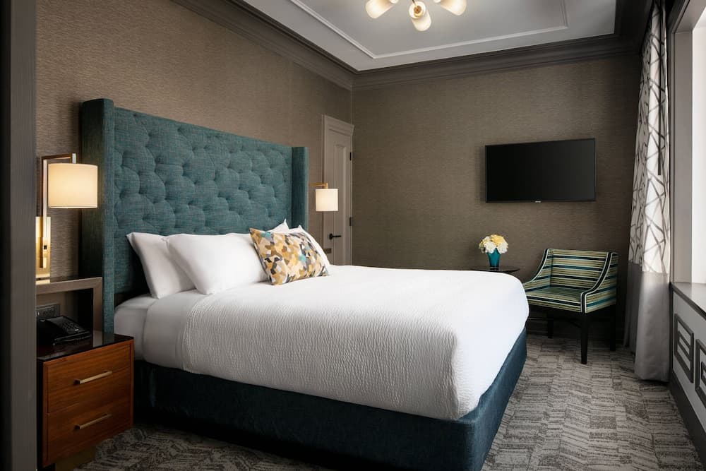 Room, 1 Queen Bed (Mobility Accessible, Roll-In Shower) at Courtyard by Marriott San Francisco Downtown/Van Ness Ave in San Francisco, CA