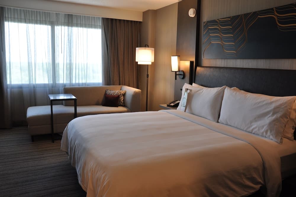 Room, 1 King Bed (Mobility/Hearing Access, Roll-in Shwr) at Chicago Marriott Schaumburg in Schaumburg, IL