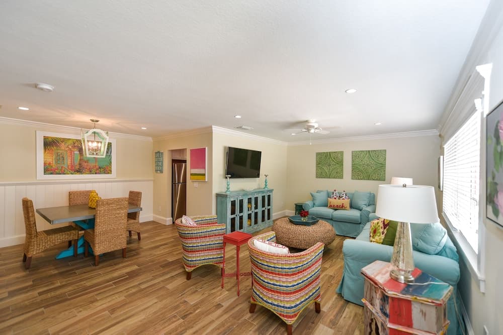 Deluxe 1 Bedroom King Suite at Tropical Breeze Resort in Sarasota, FL
