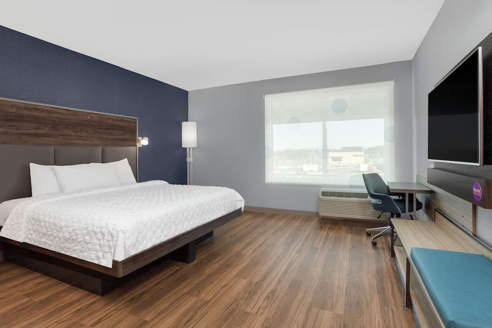 Room, 1 King Bed, Accessible, Bathtub (Hearing) at Tru By Hilton Jacksonville St Johns Town Center in Jacksonville, FL