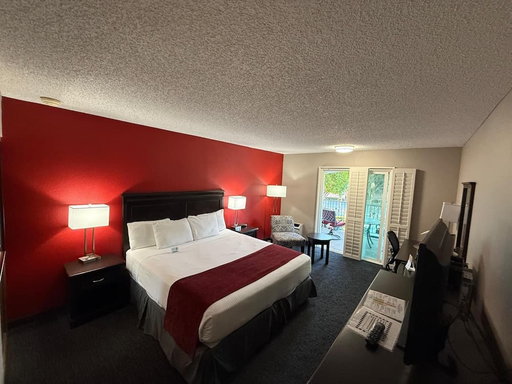 Gallery Room, 1 King Bed, Non Smoking, Balcony at Laguna Hills Lodge-Irvine Spectrum in Laguna Hills, CA