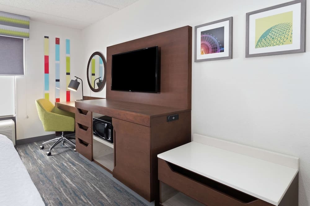 Standard King at Hampton Inn & Suites Orlando Intl Dr N in Orlando, FL