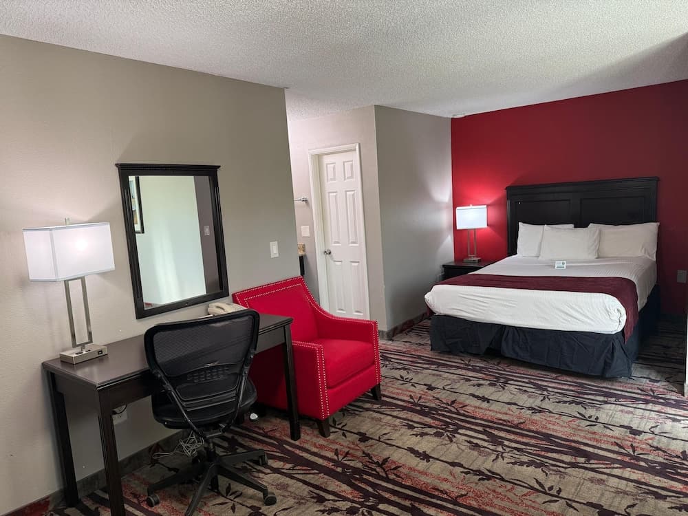 1 Queen Bed at Laguna Hills Lodge-Irvine Spectrum in Laguna Hills, CA