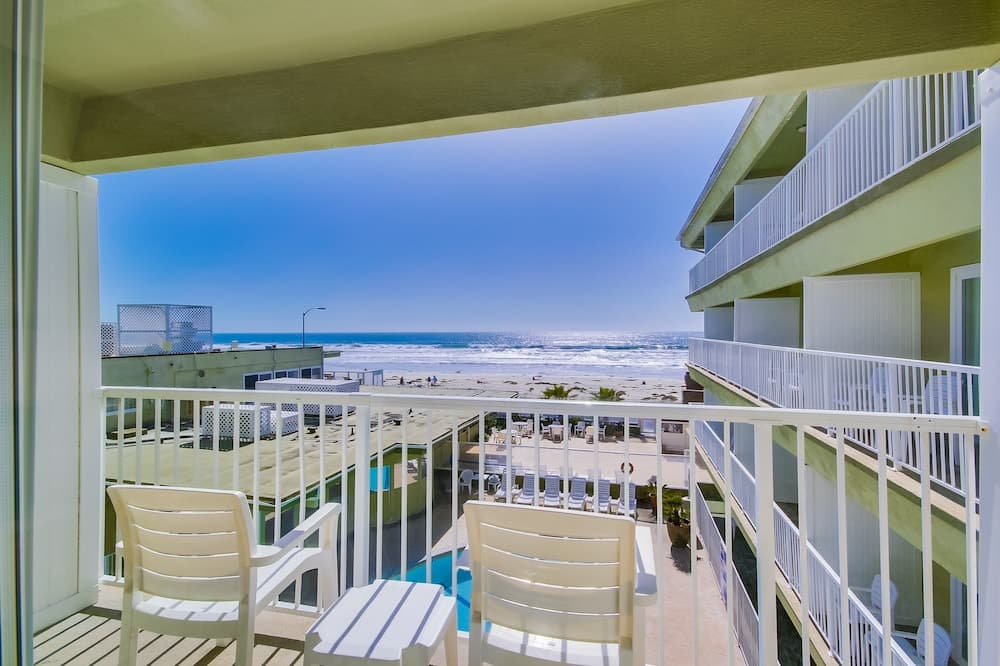 Standard Room, 1 King Bed, Partial Ocean View at Surfer Beach Hotel in San Diego, CA