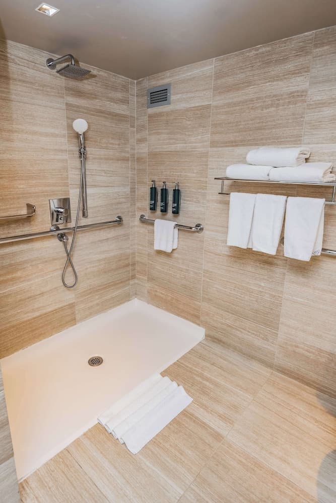 1 King Bed, Mobility Accessible with Bathtub at Millennium Hilton New York One UN Plaza in New York, NY