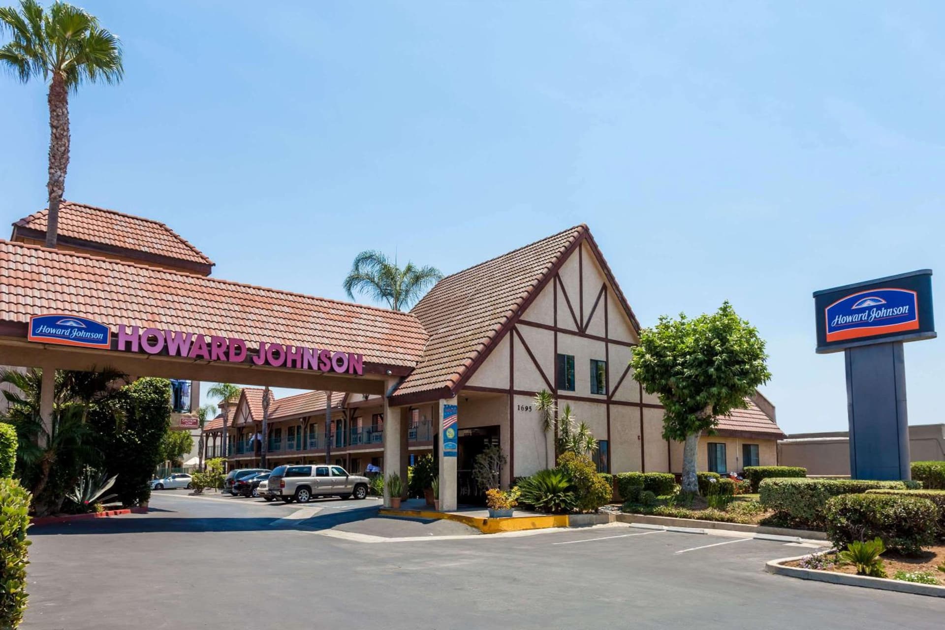 Howard Johnson by Wyndham Norco featured exterior or lobby in Norco, CA — similar hotel