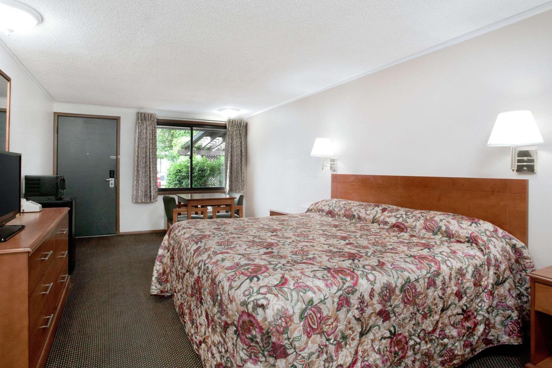 Knights Inn Pittston interior in Pittston, PA — gallery photo 2