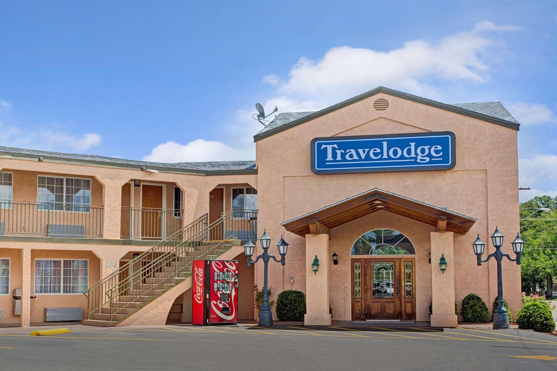 Travelodge by Wyndham Bishop interior in Bishop, CA — gallery photo 2