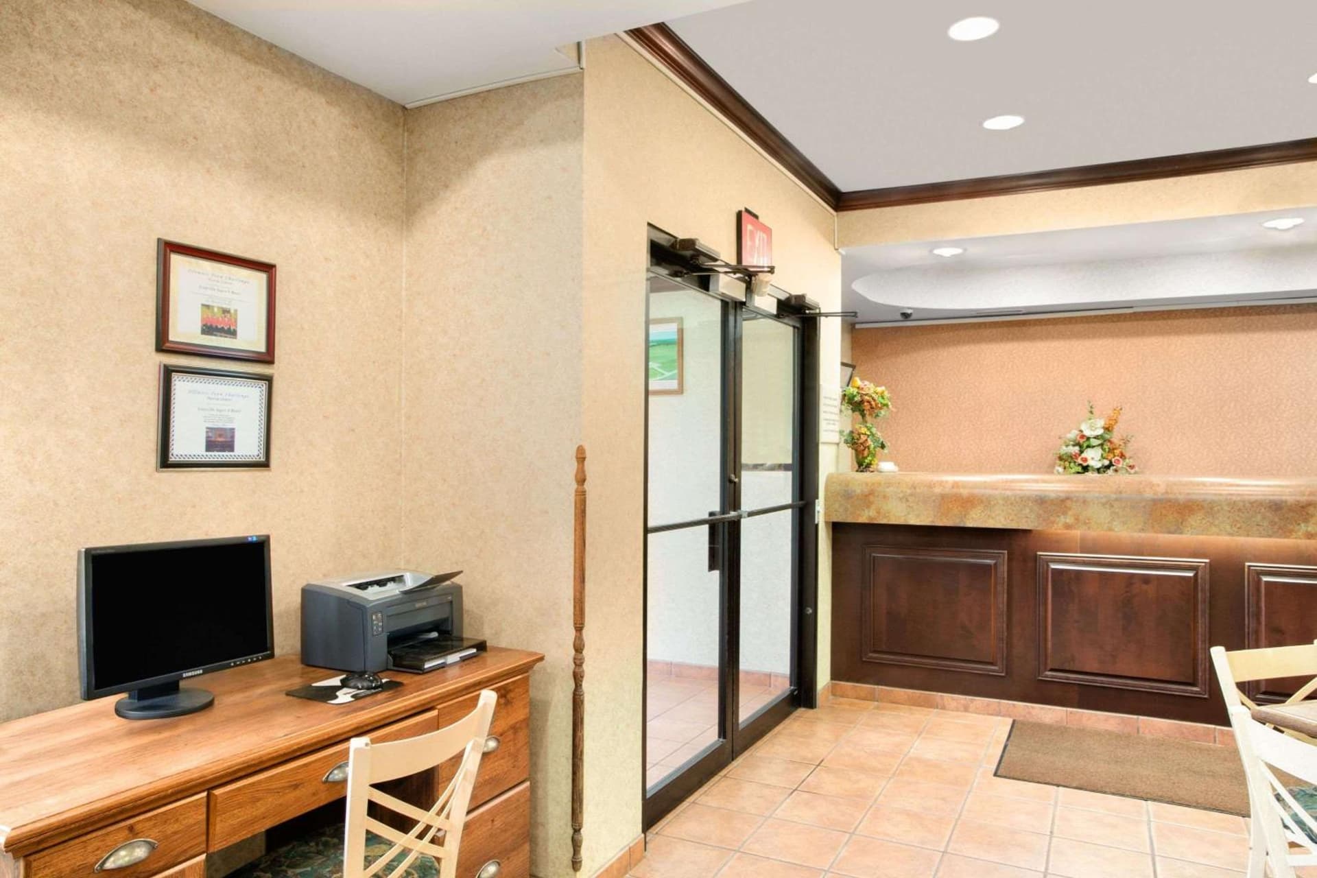 Super 8 by Wyndham Grayville interior in Grayville, IL — gallery photo 2