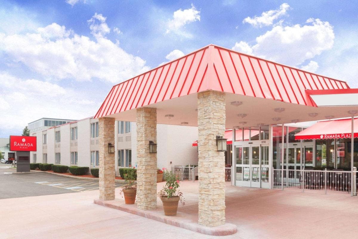 Ramada Plaza by Wyndham Chicago North Shore — hotel in Wheeling, Illinois