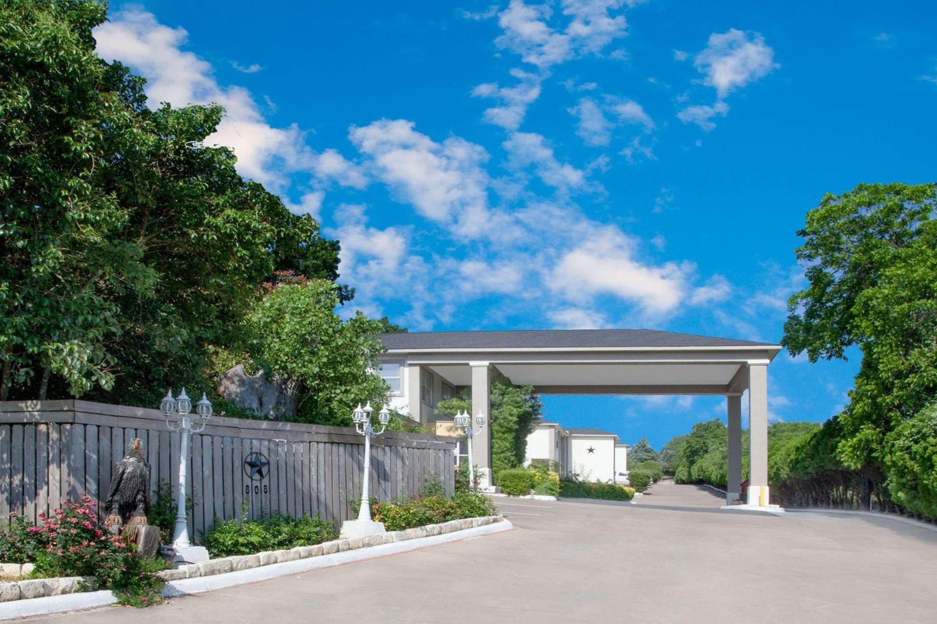 Days Inn by Wyndham Suites Fredericksburg — hotel in Fredericksburg, Texas
