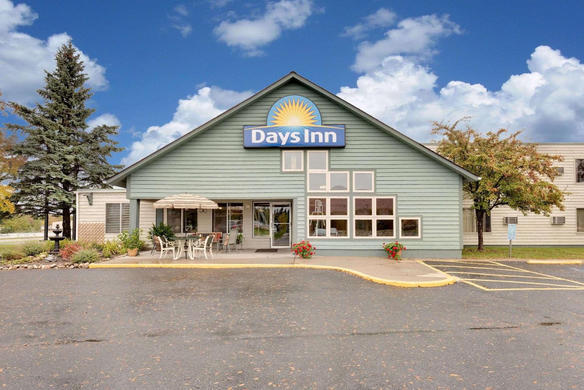 Days Inn by Wyndham International Falls interior in International Falls, MN — gallery photo 2
