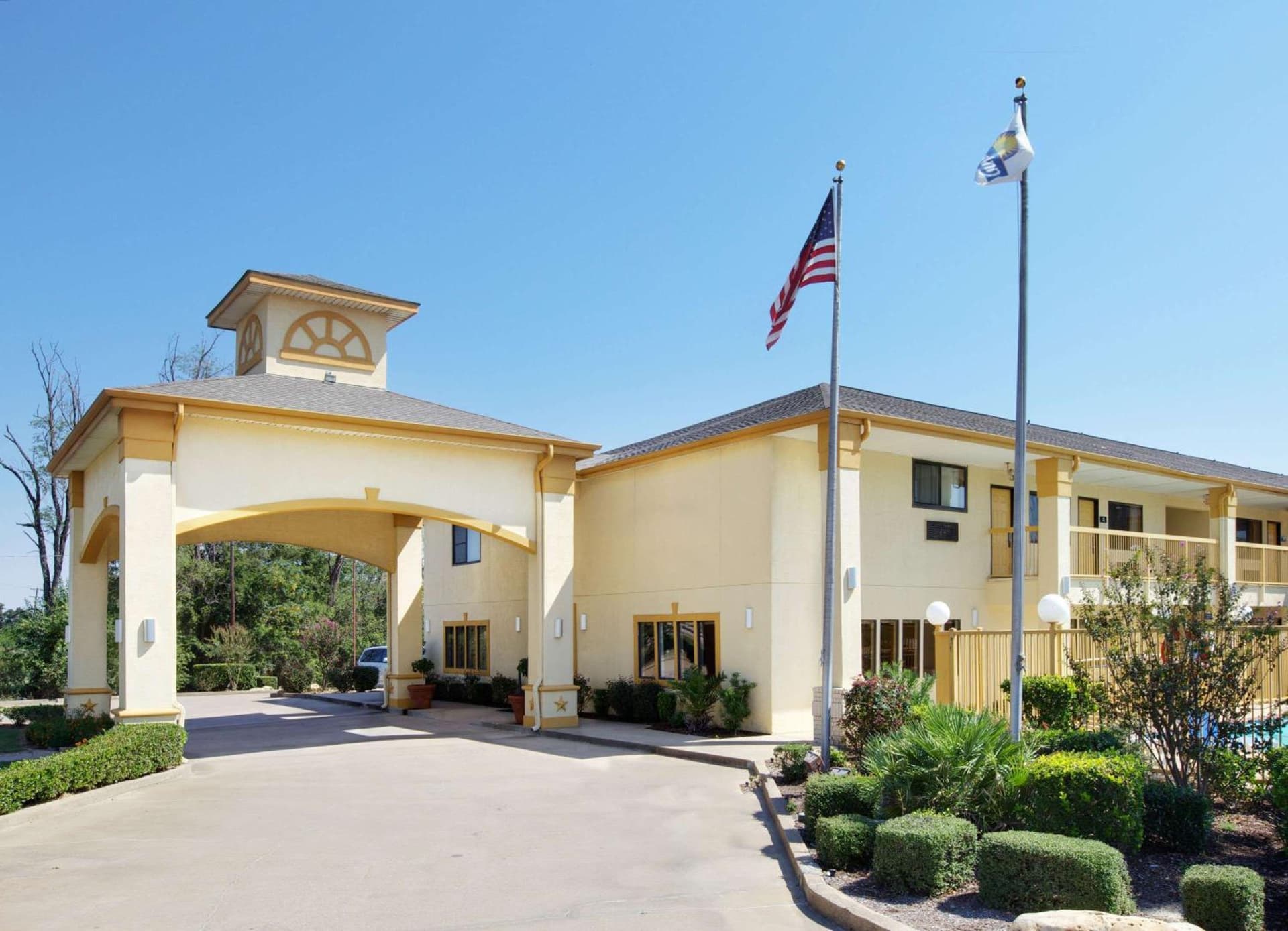 Hotel Blue Fairfield TX featured exterior or lobby in Fairfield, TX — similar hotel