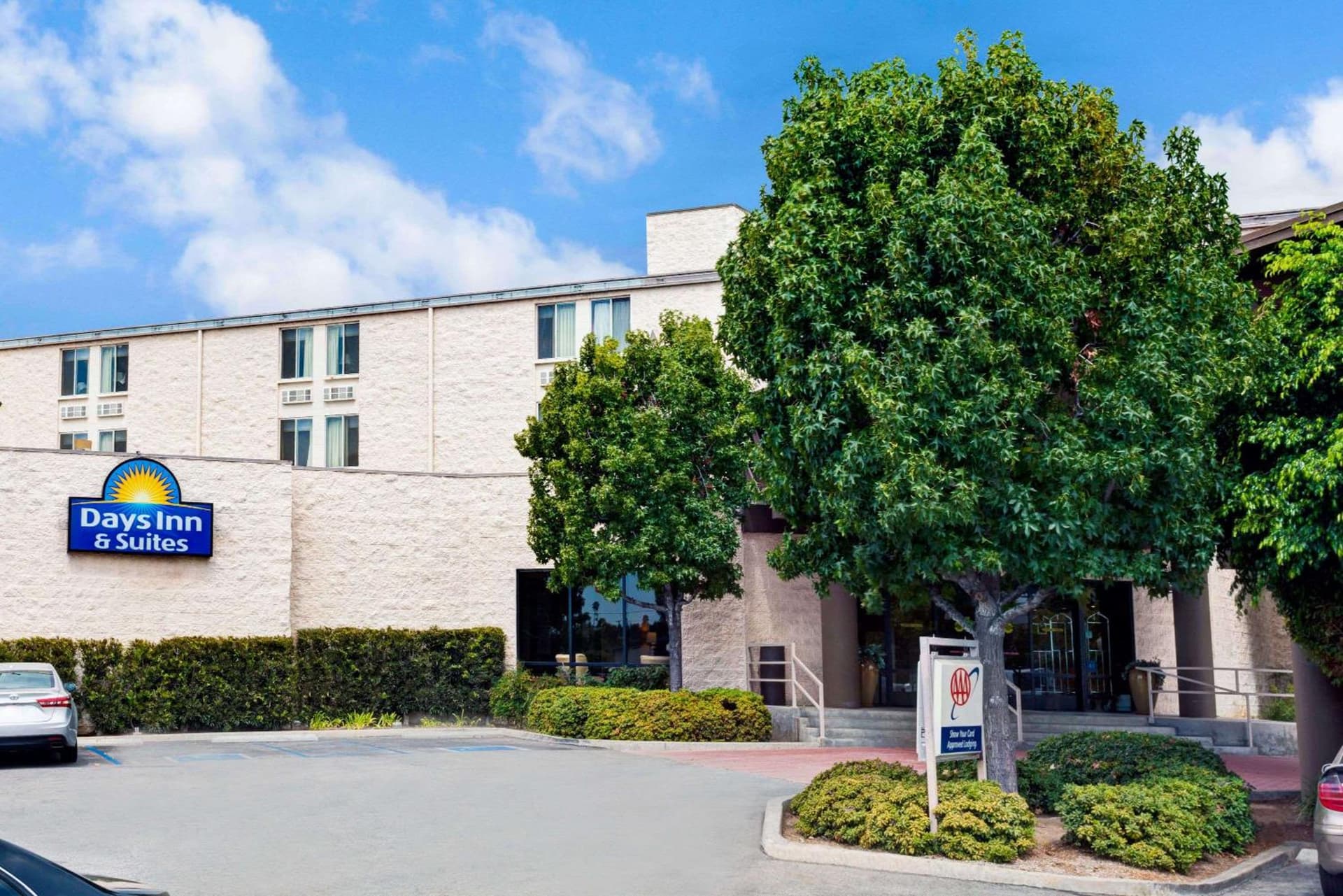 Days Inn & Suites by Wyndham Fullerton — hotel in Fullerton, California