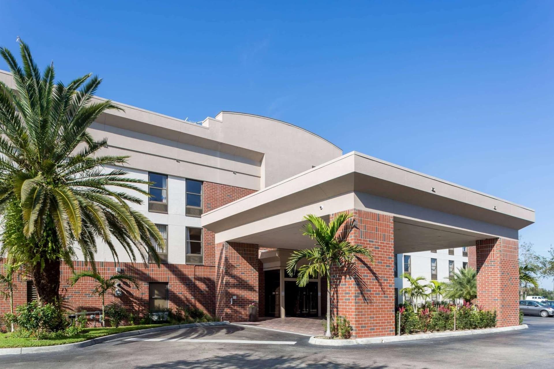 Days Inn & Suites by Wyndham Fort Myers Near JetBlue Park — hotel in Fort Myers, Florida