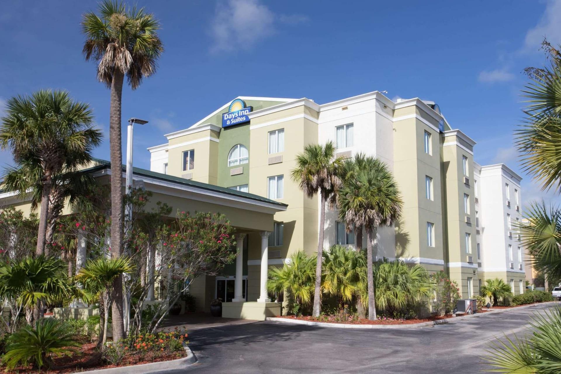Days Inn & Suites by Wyndham Fort Pierce I-95 — hotel in Fort Pierce, Florida