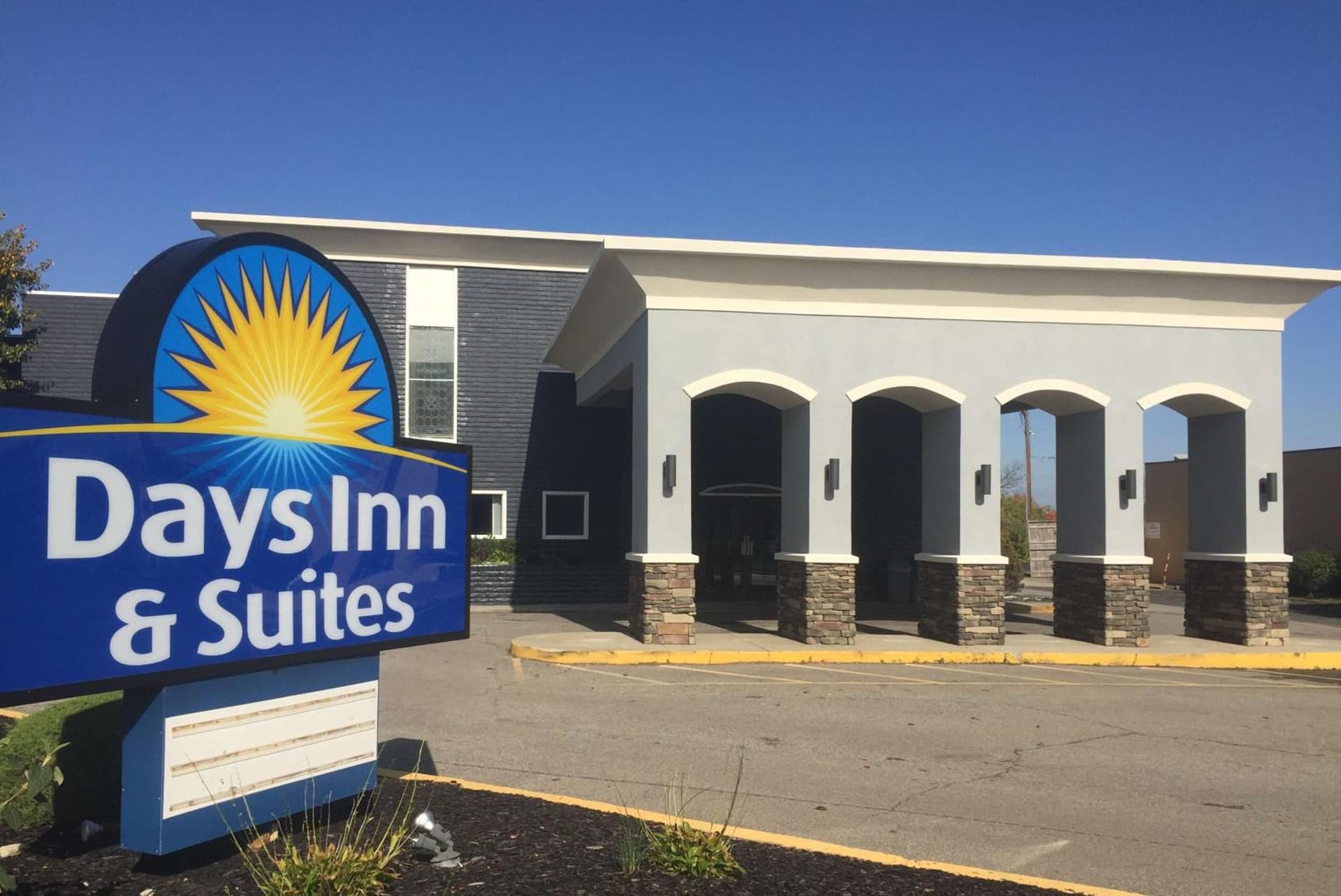 Days Inn & Suites by Wyndham Cincinnati North — hotel in Springdale, Ohio