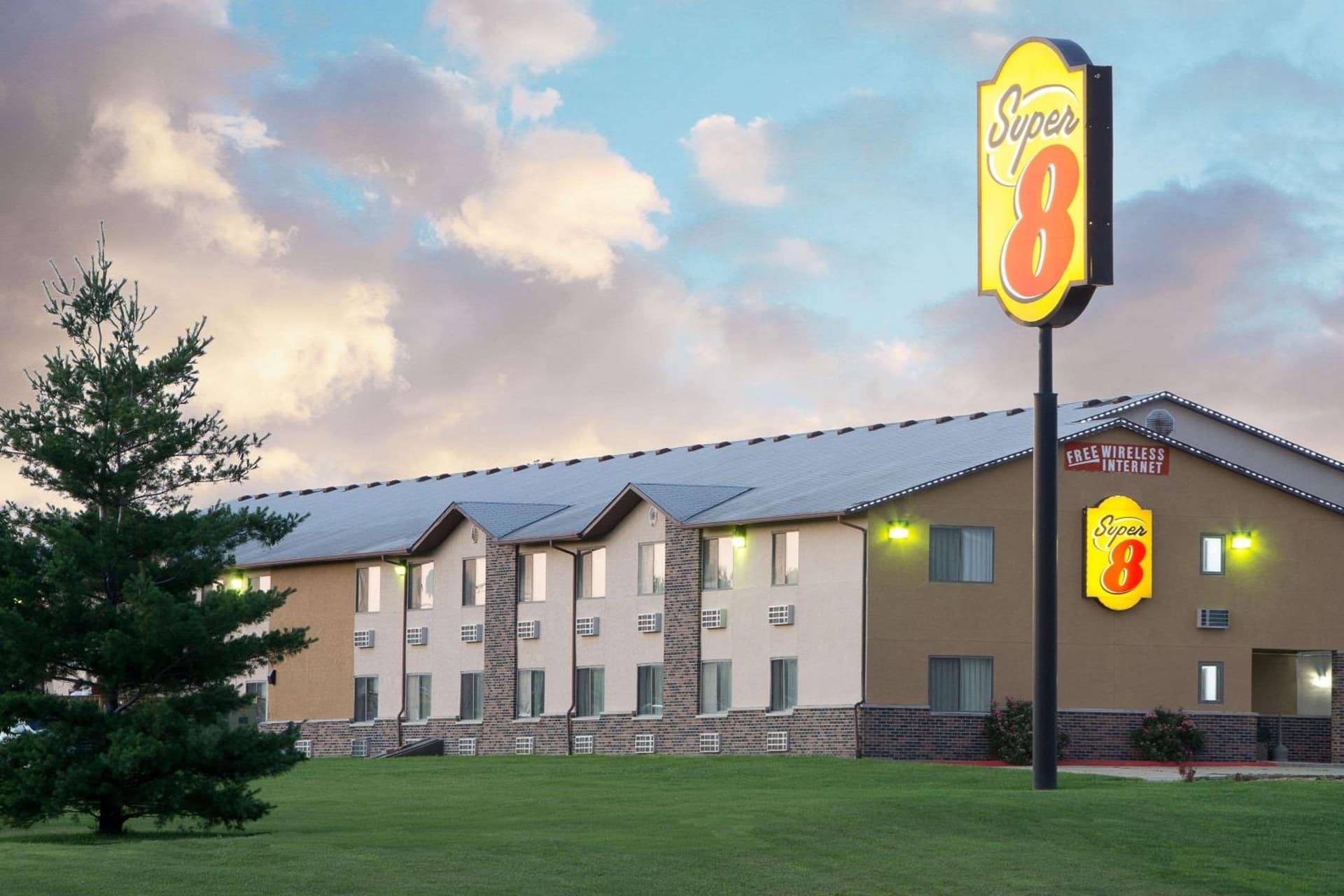Super 8 by Wyndham Chillicothe — hotel in Chillicothe, Missouri