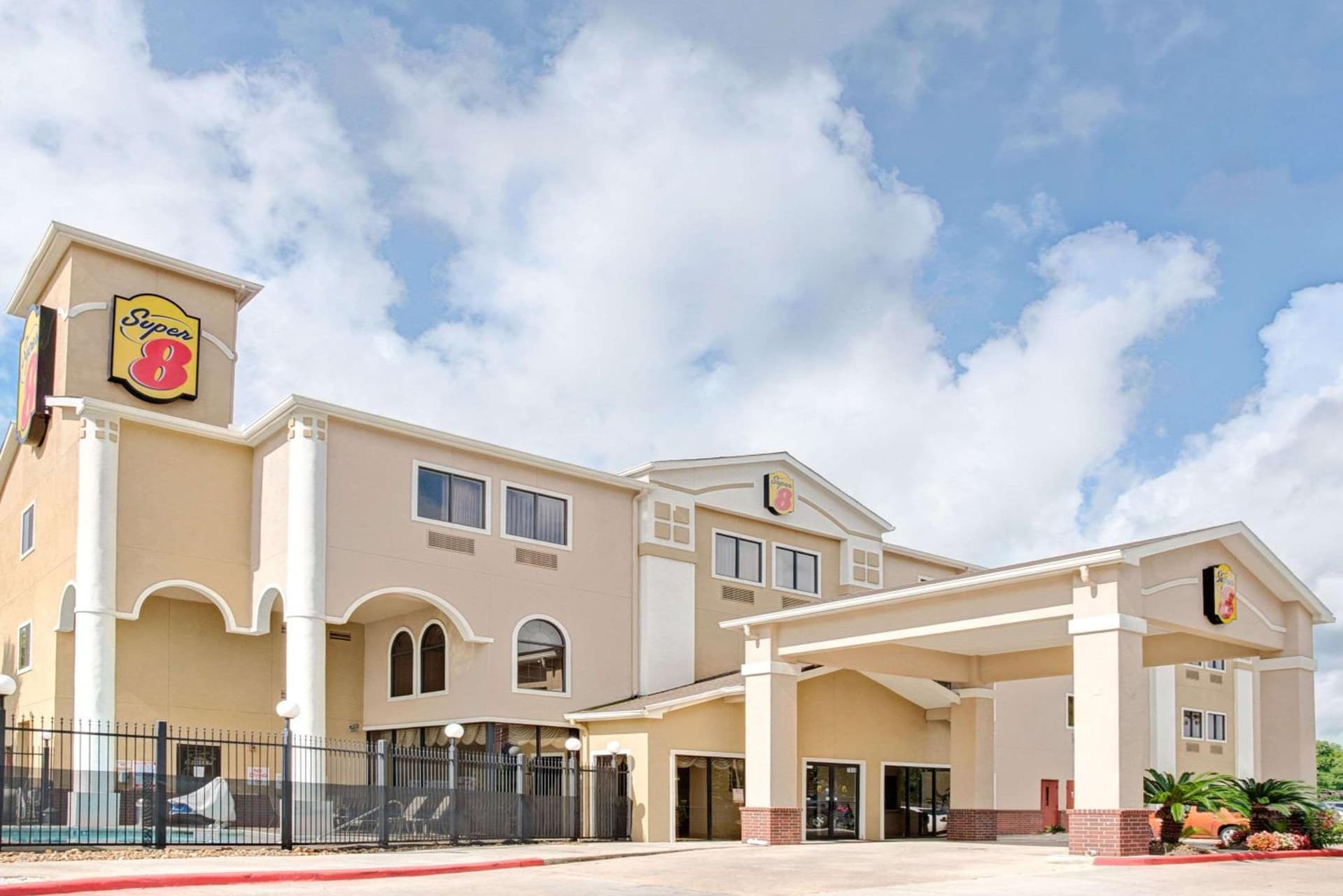 Red Lion Inn & Suites IAH Airport East property views in Humble, TX — gallery photo 3