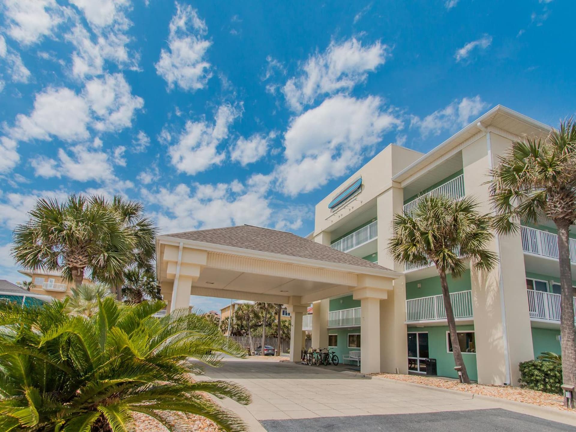 Surf & Sand Hotel - Free Hot Breakfast & Rentals — hotel in Pensacola, Florida