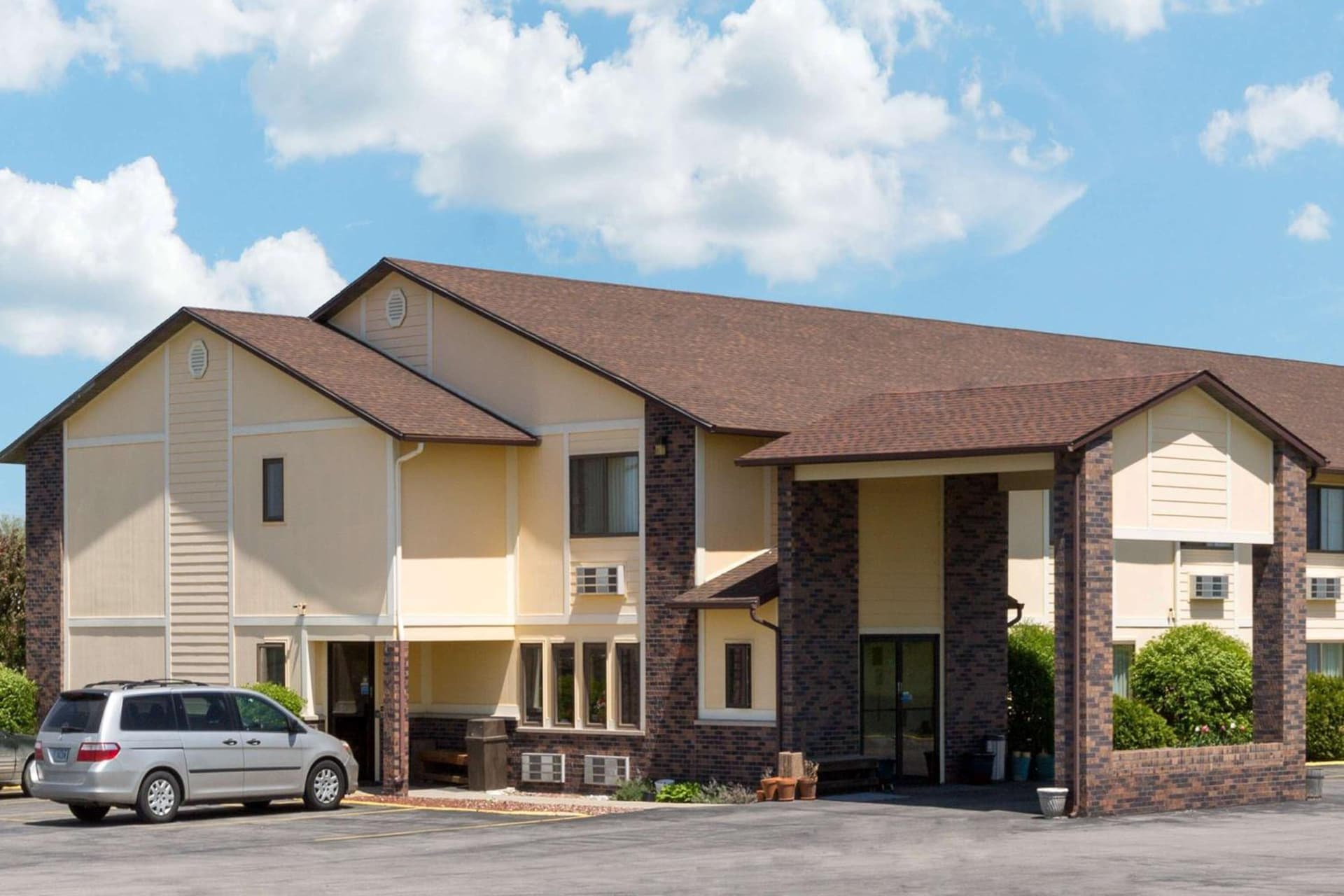 Super 8 by Wyndham Perry IA interior in Perry, IA — gallery photo 2
