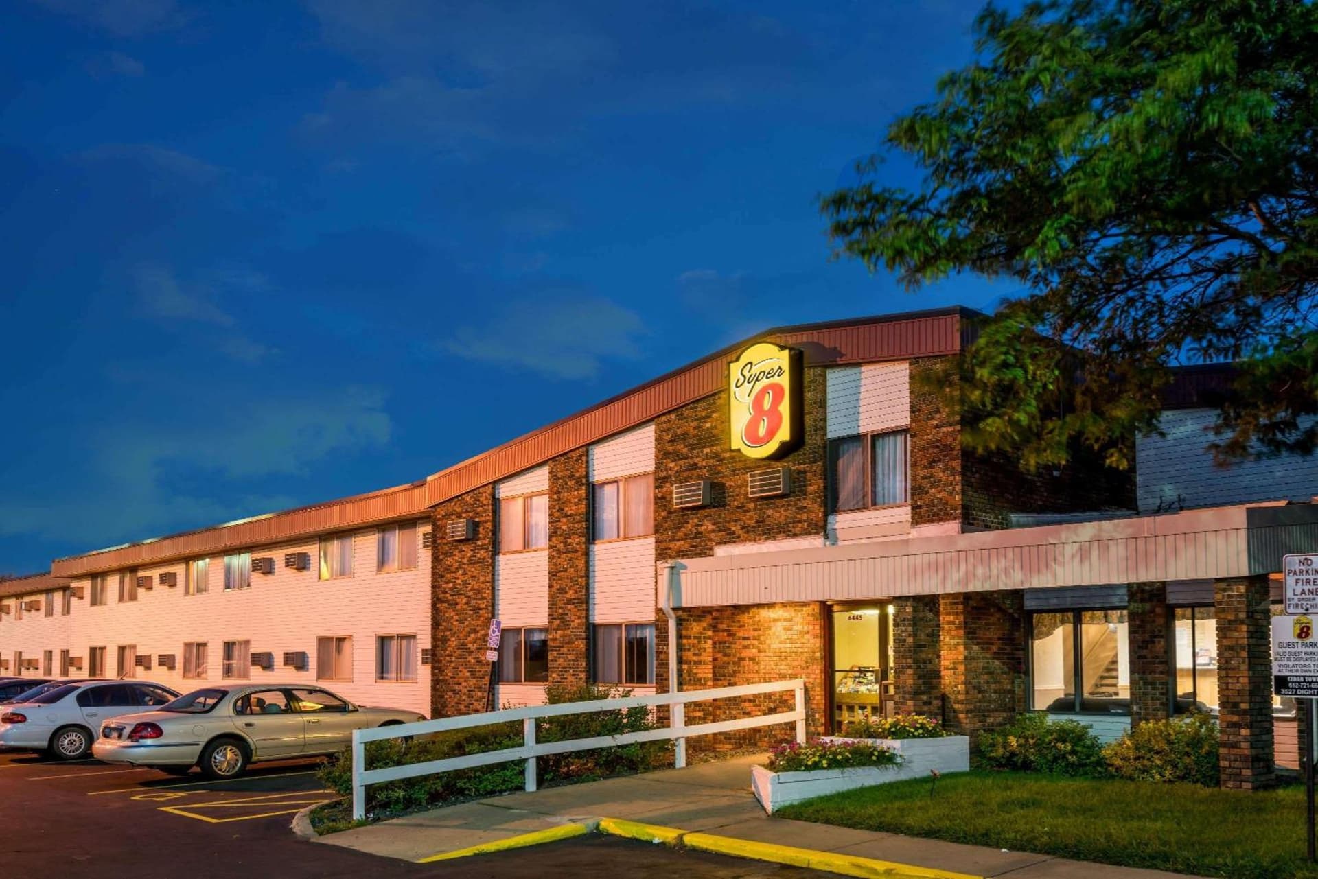 Super 8 by Wyndham Brooklyn Center/MPLS — hotel in Brooklyn Center, Minnesota