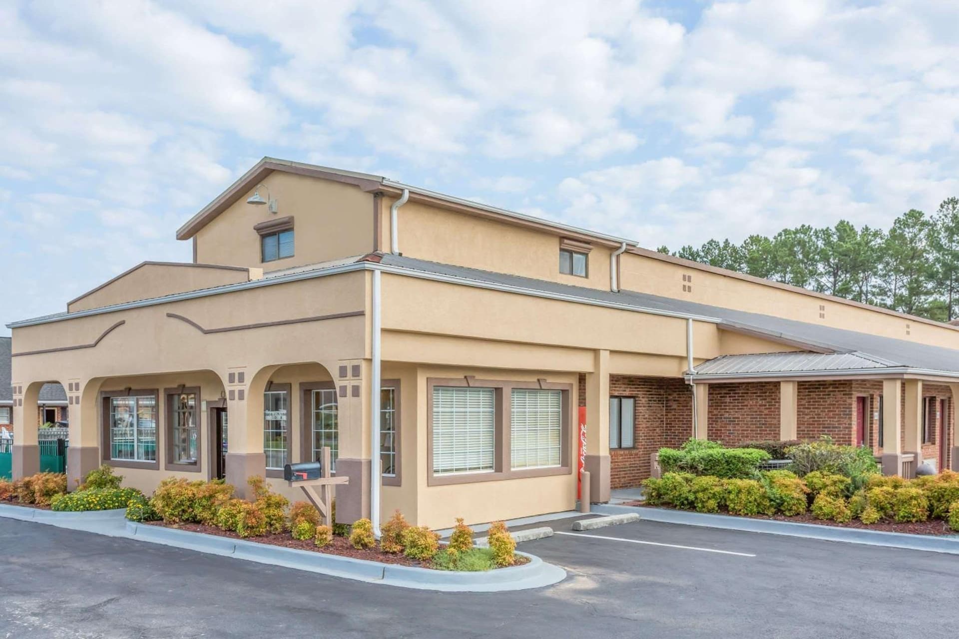 Super 8 by Wyndham Santee/I-95 interior in Santee, SC — gallery photo 2