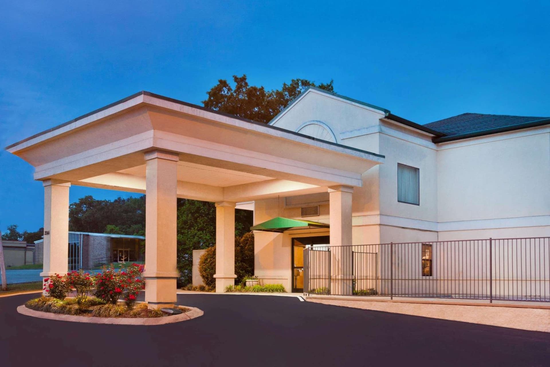 Super 8 by Wyndham Ft. Oglethorpe GA/Chatt TN Area featured exterior or lobby in Fort Oglethorpe, GA — similar hotel