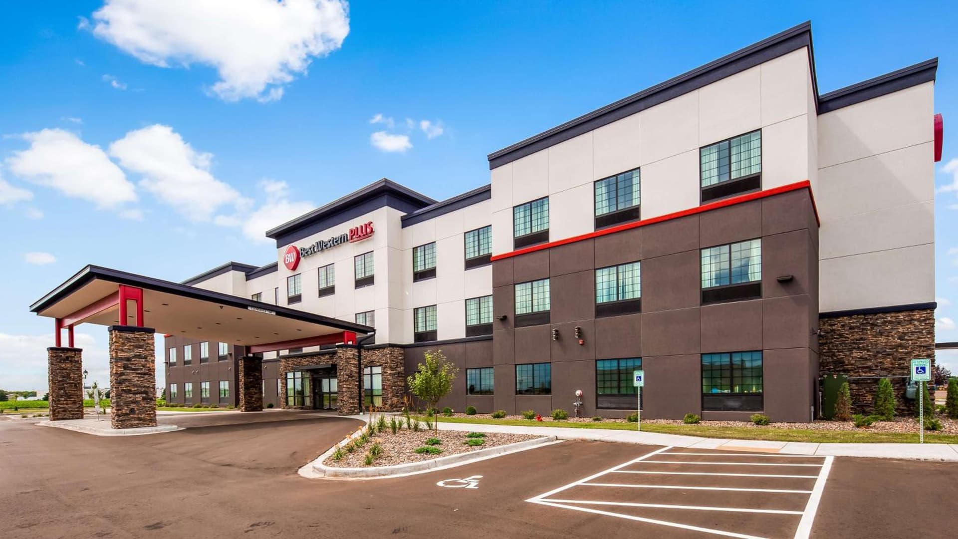 Best Western Plus New Richmond Inn & Suites interior in New Richmond, WI — gallery photo 2