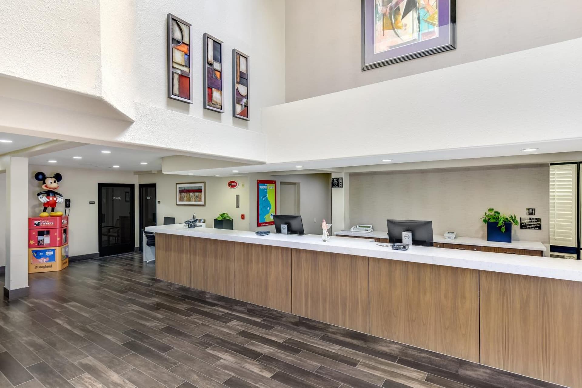 Anaheim Desert Inn & Suites interior in Anaheim, CA — gallery photo 2