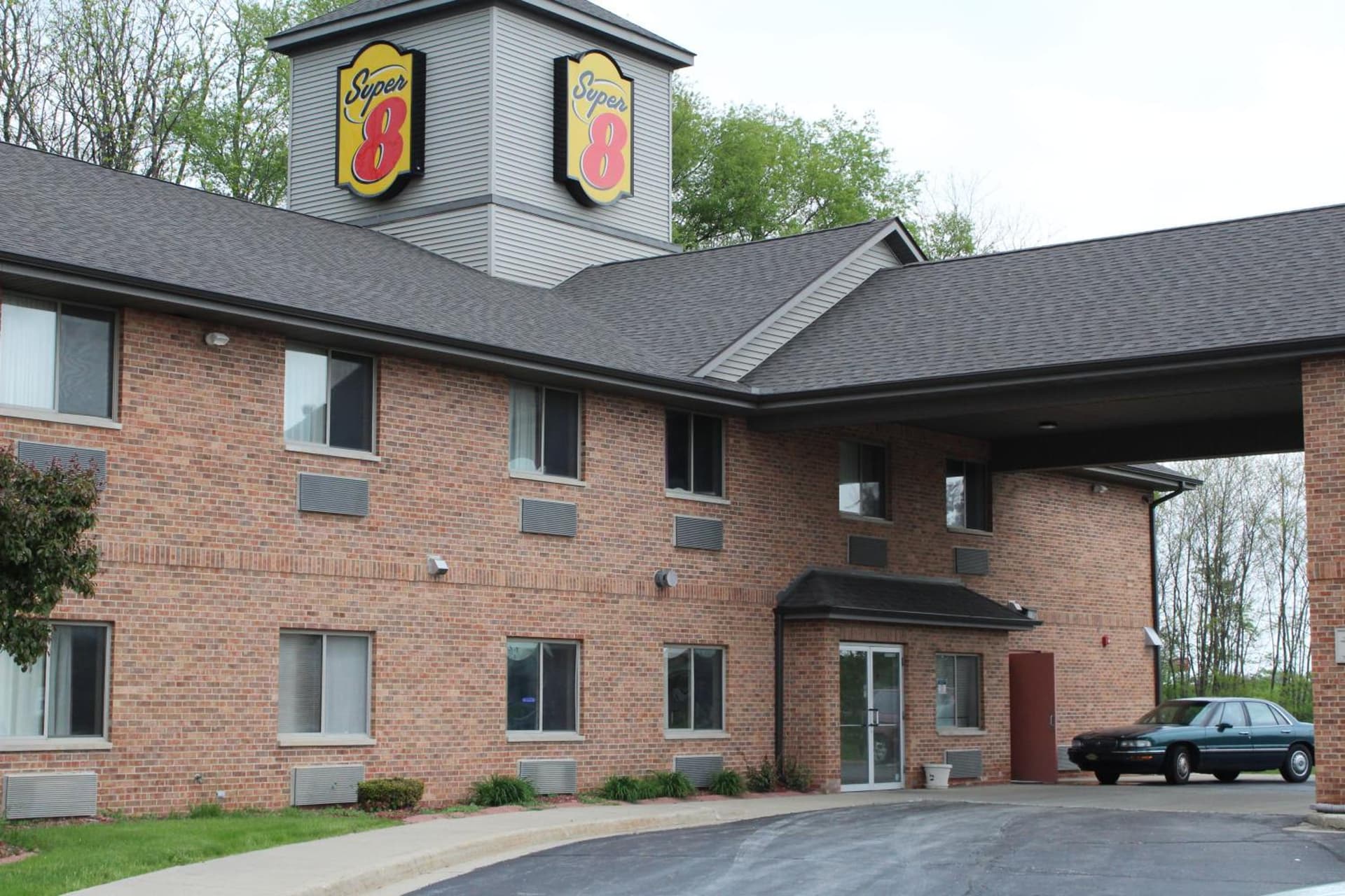 Super 8 by Wyndham Valparaiso — hotel in Valparaiso, Indiana