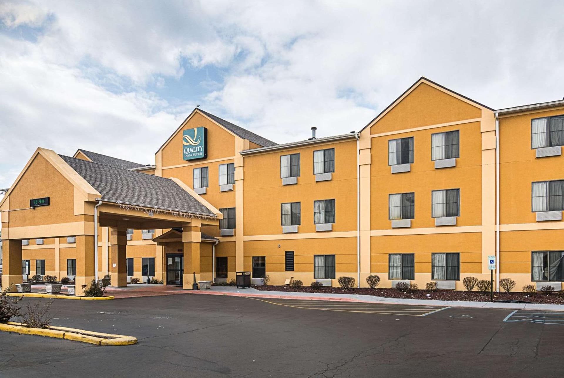 Quality Inn & Suites Harvey - Chicago Southland — hotel in Harvey, Illinois