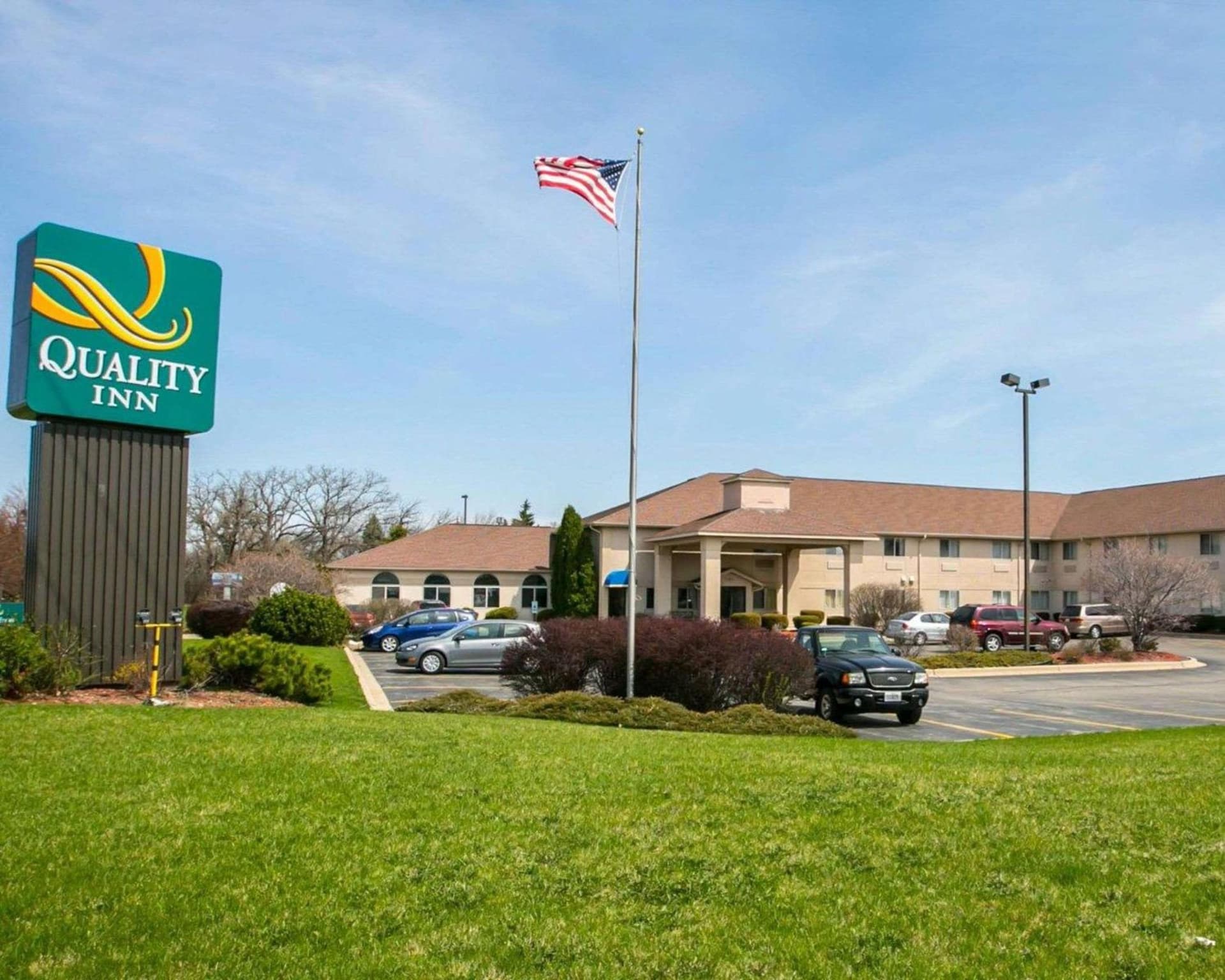 Quality Inn & Suites Woodstock near Lake Geneva — hotel in Woodstock, Illinois