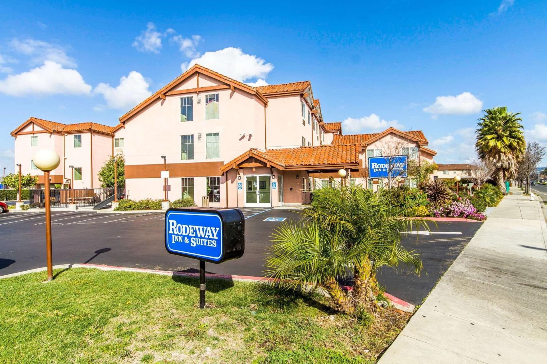 Rodeway Inn & Suites Hayward - Oakland South property views in Hayward, CA — gallery photo 3